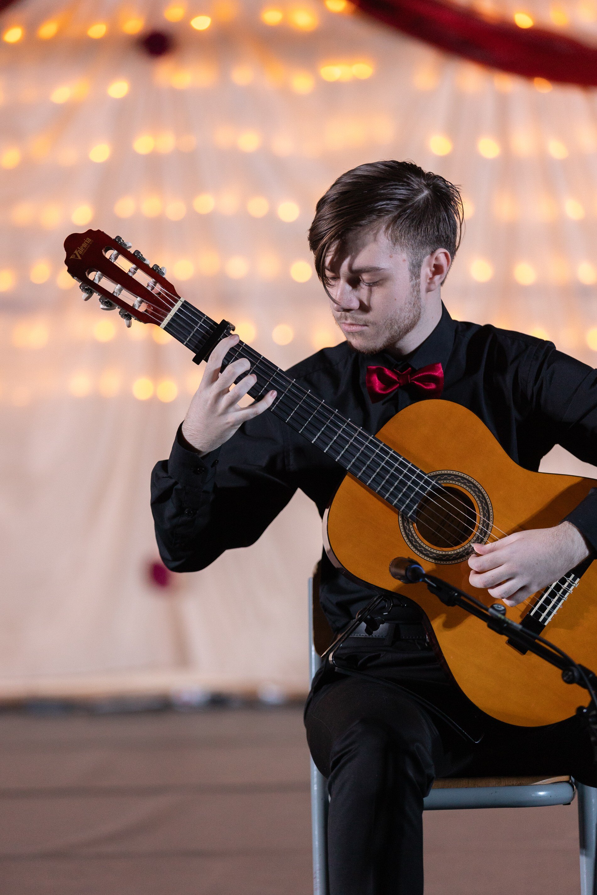Szalagavató — gitáros fellépés